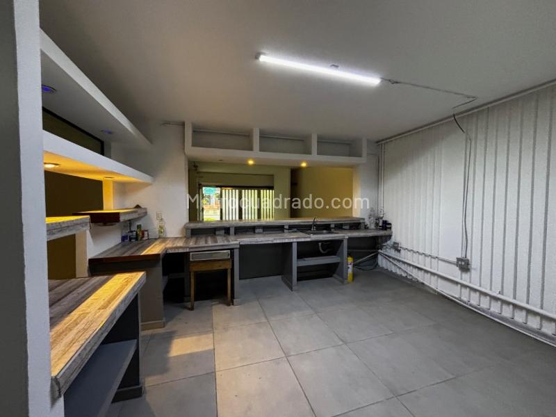 Casa Comercial de 5 Alcobas en Laureles - 6