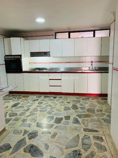 Apartamento Amplio de 3 Alcobas con Balcones en Laureles