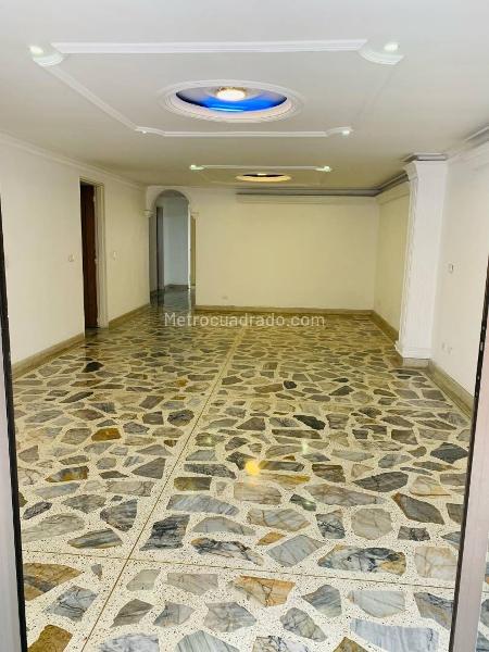 Apartamento Amplio de 3 Alcobas con Balcones en Laureles - 2