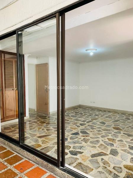 Apartamento Amplio de 3 Alcobas con Balcones en Laureles - 4