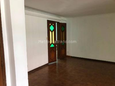 Casa de 5 alcobas en arriendo en Belen Parque, Medellín, 328 m² · foto 13 de 20
