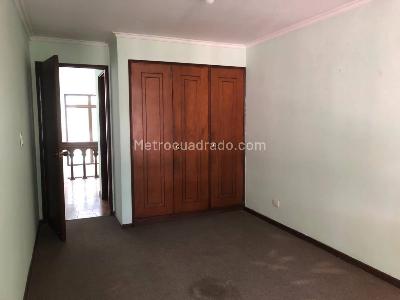 Casa de 5 alcobas en arriendo en Belen Parque, Medellín, 328 m² · foto 17 de 20