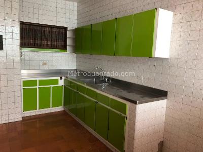 Casa de 5 alcobas en arriendo en Belen Parque, Medellín, 328 m² · foto 2 de 20