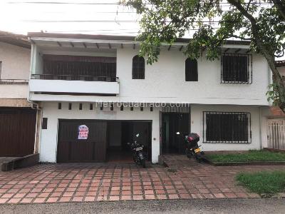 Casa de 5 alcobas en arriendo en Belen Parque, Medellín, 328 m² · foto 4 de 20