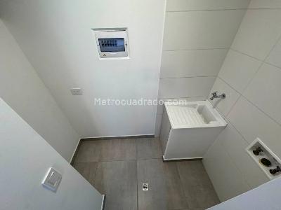 Apartamento de 2 alcobas en arriendo en Los Colores, Medellín, 75 m² · foto 13 de 15