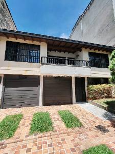 Apartamento de 4 alcobas en arriendo en Estadio, Medellín, 240 m² · foto 3 de 5