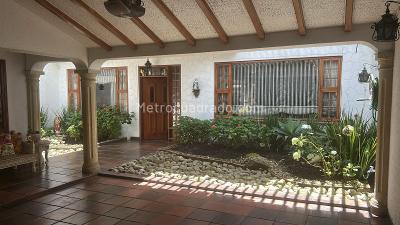 Casa de 3 alcobas en venta en Santa Barbara, Bogotá, 408 m² · foto 2 de 16