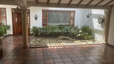 Casa de 3 alcobas en venta en Santa Barbara, Bogotá, 408 m² · foto 4 de 16