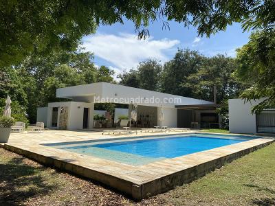 Casa de 5 alcobas en venta en Condominio Campestre El Paso, Girardot, 527 m² · foto 2 de 20
