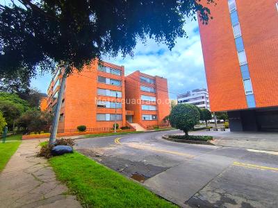 Apartamento de 3 alcobas en venta en Santa Barbara, Bogotá, 215 m² · foto 2 de 20
