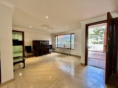 Casa de 4 alcobas en venta en Polo Club, Bogotá, 315 m² · foto 2 de 20