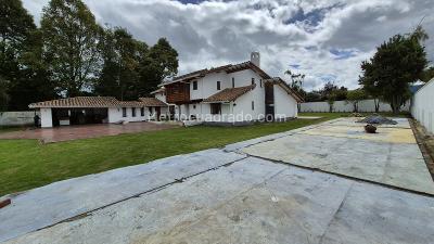 Casa de 4 alcobas en venta en San Jose De Bavaria, Bogotá, 1017 m² · foto 2 de 9