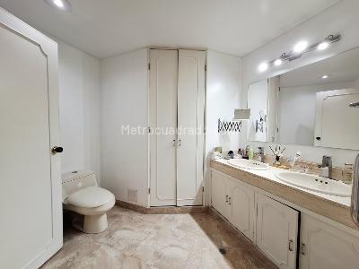 Apartamento de 3 alcobas en venta en Santa Barbara, Bogotá, 204 m² · foto 16 de 20
