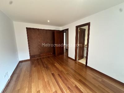 Apartamento de 3 alcobas en venta en Chico Reservado, Bogotá, 220 m² · foto 9 de 10