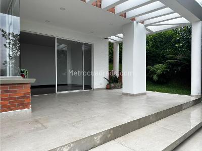 Casa de 3 alcobas en venta en Altos Del Poblado, Medellín, 380 m² · foto 2 de 20