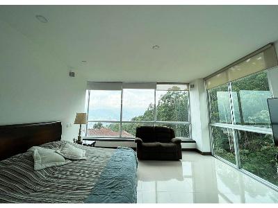 Casa de 5 alcobas en venta en El Poblado, Medellín · foto 3 de 11