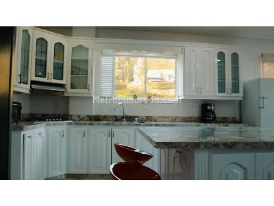 Casa de 3 alcobas en venta en Alto Del Escobero, Envigado, 250 m² · foto 2 de 11