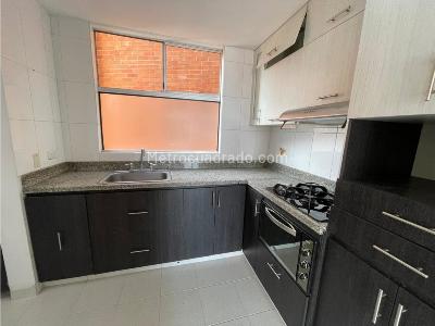 Apartamento de 3 alcobas en arriendo en Castropol, Medellín, 94 m² · foto 3 de 17