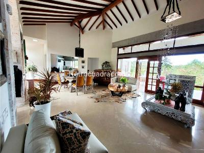 Casa de 4 alcobas en venta en Alto Del Escobero, Envigado, 400 m² · foto 2 de 16