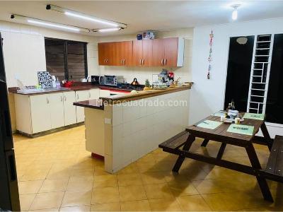 Casa de 3 alcobas en venta en El Poblado Castropol, Medellín, 472 m² · foto 2 de 20