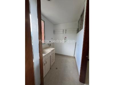 Apartamento de 3 alcobas en arriendo en El Poblado El Tesoro, Medellín, 272 m² · foto 18 de 20