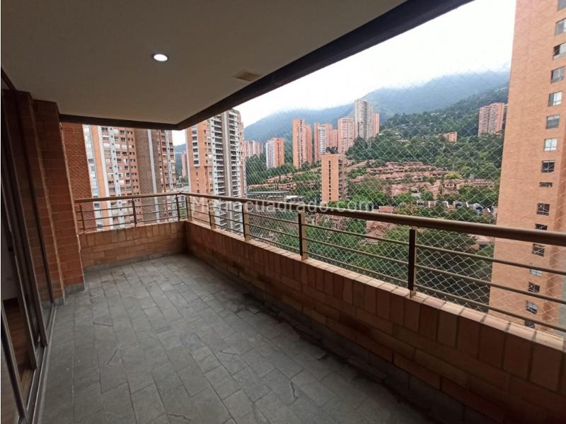 3BR Apartment Near El Tesoro Mall in El Poblado - 3