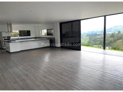 Casa de 4 alcobas en venta en Envigado, Envigado, 370 m² · foto 2 de 12