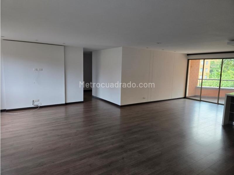 Large 3BR Apartment in Poblado Castropol - 5