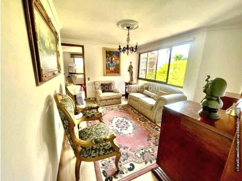 3BR Apartment with Pool & 24/7 Security in Poblado Loma de los Gonzalez - 9