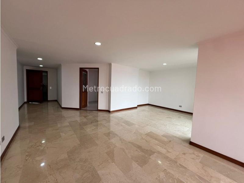 Apartamento Amplio de 3 Alcobas en Poblado Los Balsos - 2