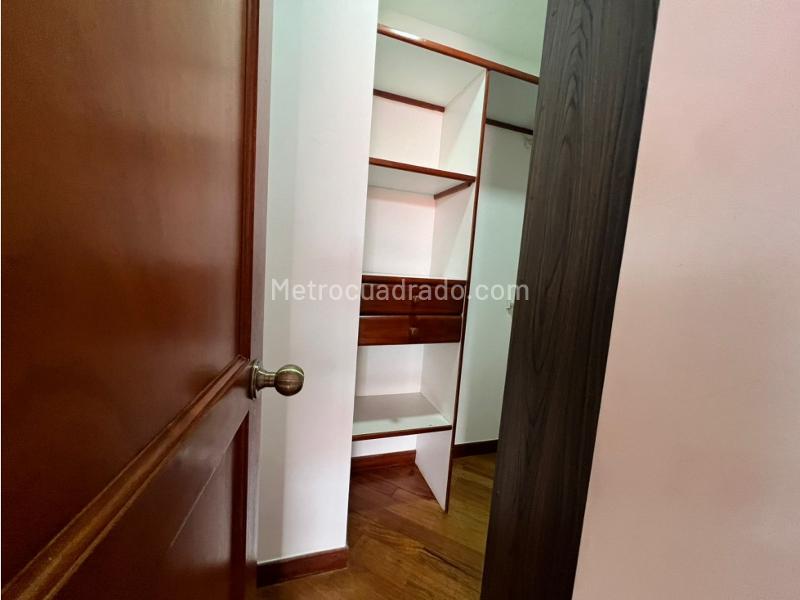 Apartamento Amplio de 3 Alcobas en Poblado Los Balsos - 9