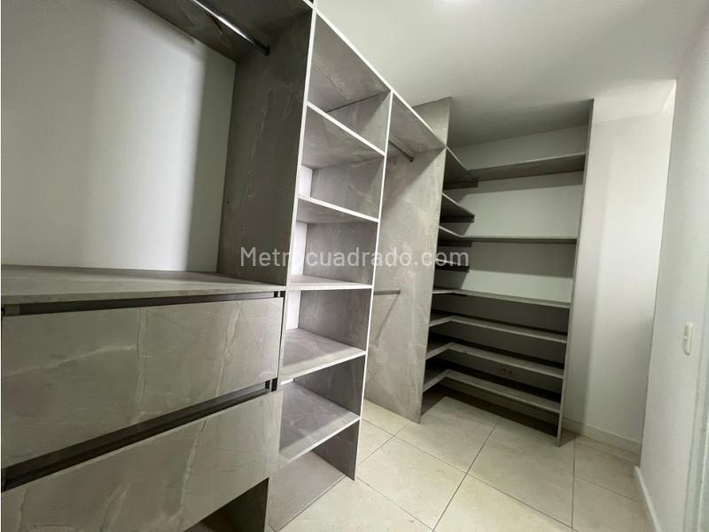 Elegant 3BR Apartment in Exclusive La Calera - 8