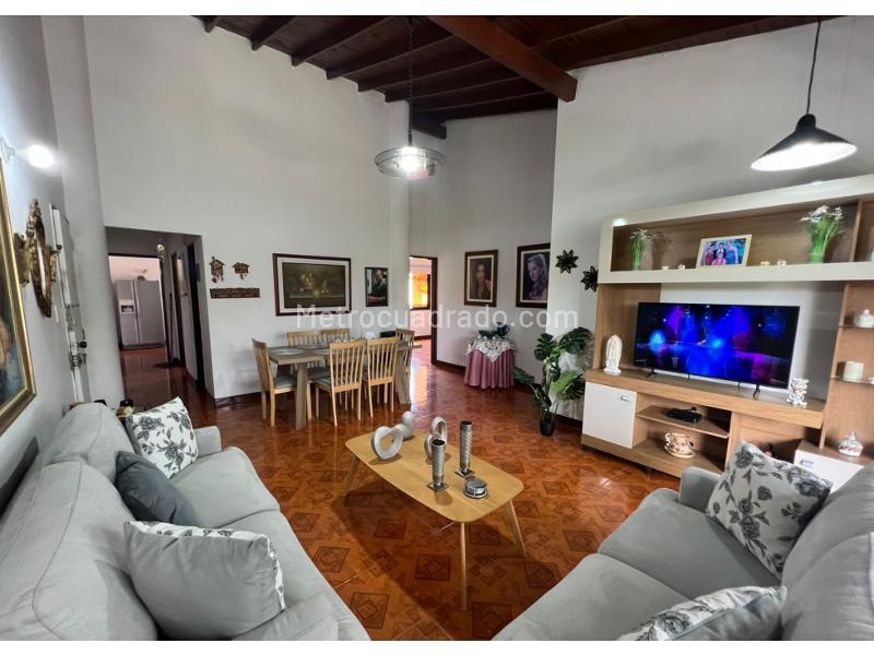 Casa Amplia de 3 Alcobas en La América - 2