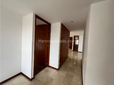 Apartamento de 3 alcobas en arriendo en El Poblado El Tesoro, Medellín, 160 m² · foto 7 de 19