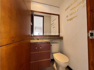 Apartamento de 3 alcobas en arriendo en El Poblado El Tesoro, Medellín, 160 m² · foto 14 de 19
