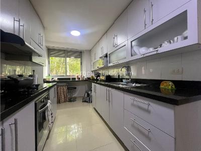 Apartamento de 3 alcobas en venta en Los Balsos, Medellín, 234 m² · foto 7 de 18