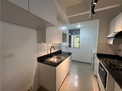 Apartamento de 2 alcobas en arriendo en Poblado Los Balsos, Medellín, 84 m² · foto 11 de 12