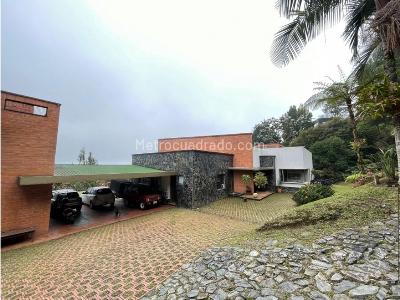 Casa de 4 alcobas en arriendo en El Poblado Las Palmas, Medellín, 600 m² · foto 2 de 20