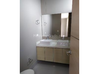 Apartamento de 2 alcobas en arriendo en Poblado La Calera, Medellín, 100 m² · foto 13 de 15