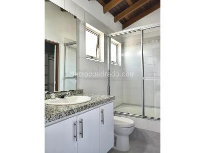 Casa de 3 alcobas en arriendo en Poblado Los Balsos, Medellín, 229 m² · foto 19 de 20