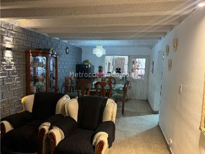 Casa de 5 alcobas en venta en Puente Aranda, Bogotá, 250 m² · foto 2 de 18