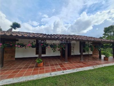 Casa de 3 alcobas en venta en Vereda Pantanillo, Envigado, 260 m² · foto 2 de 15