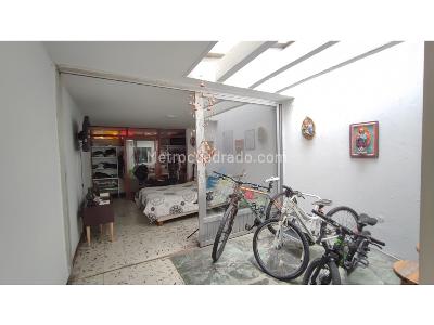 Casa de 5 alcobas en venta en Calasanz, Medellín, 240 m² · foto 2 de 9