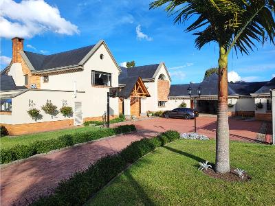 Casa de 4 alcobas en venta en Alto De Las Palmas, Envigado, 875 m² · foto 2 de 20