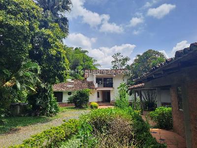 Casa de 5 alcobas en venta en Parcelaciones Pance, Cali, 576 m² · foto 2 de 10