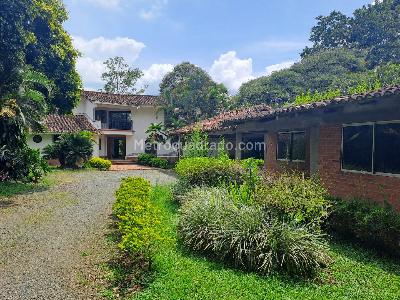 Casa de 5 alcobas en venta en Parcelaciones Pance, Cali, 576 m² · foto 3 de 10