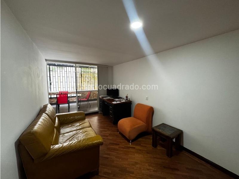 Apartamento de 2 Alcobas con Terraza en El Poblado (3 Niveles)