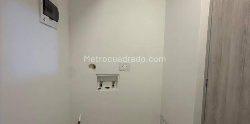 Piso – AMCO, Area Metropolitana Centro Occidente, Aeropuerto - Más