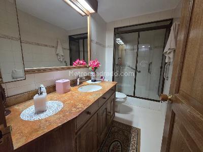 Apartamento de 3 alcobas en venta en Chico Santa Barbara, Bogotá, 141 m² · foto 18 de 19