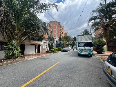 Casa de 4 alcobas en venta en La America, Medellín, 226 m² · foto 2 de 6